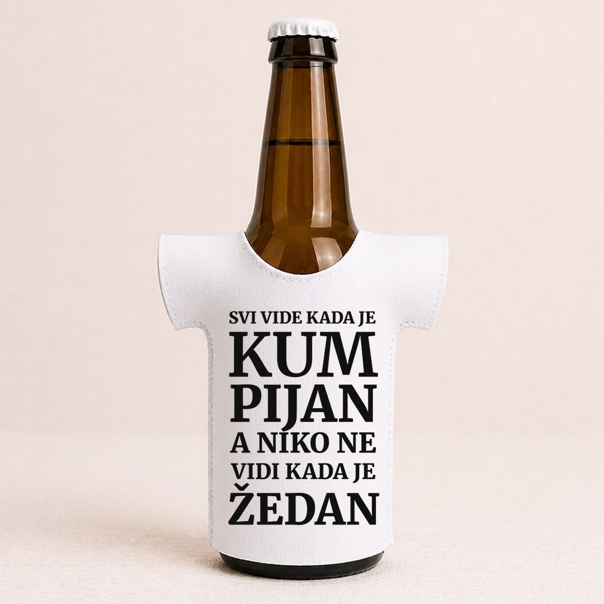 Svi vide kad je kum pijan, a niko ne vidi kada je žedan - Majica za flaše – prikaz proizvoda
